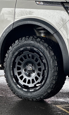 8x17 ET40 Twin-Monotube-Projekt-AT1 Monobloc Alufelge in schwarz für VW T5
